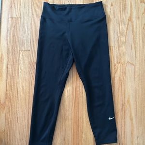 Women’s Medium Nike Crop Legging -Black